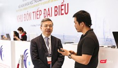 GS.TS Phạm Minh Thông Chủ tịch Hội Điện quang và Y học hạt nhân Việt Nam (bìa trái) trả lời  phỏng vấn VietTimes