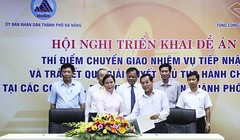 Đại diện các đơn vị và Bưu điện TP Đà Nẵng tại buổi ký kết thực hiện thí điểm Đề án (ảnh Ngô Huyền-danang.gov.vn)