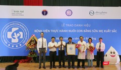 Đại diện Bộ Y tế đã trao danh hiệu “Bệnh viện thực hành Nuôi con bằng sữa mẹ xuất sắc” cho Bệnh viện Phụ sản - Nhi Đà Nẵng