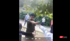 Phó công an xã Tiên Lãnh cầm súng chỉ vào mặt người dân (ảnh cắt từ clip người dân cung cấp)