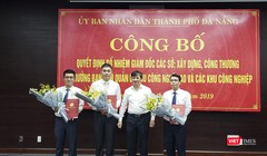Ông Đặng Việt Dũng, Phó Chủ tịch thường trực UBND TP Đà Nẵng (thứ 2 từ phải sang) trao quyết định bổ nhiệm cho các tân Giám đốc Sở.