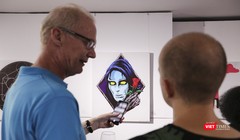 Khách nước ngoài trải nghiệm với tranh công nghệ AR tại triển lãm