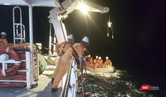 Tàu SAR 412 triển khai cứu nạn ngư dân trên biển (ảnh do SAR 412 cung cấp)