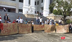 Bức xúc vì nguyên đơn vắng mặt không có lý do tại tòa, những người có quyền lợi và nghĩa vụ liên quan căng băng rôn phản đối chủ đầu tư Bách Đạt An