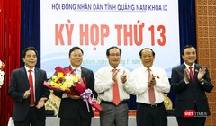 Ông Lê Trí Thanh (người cầm hoa) trở thành tân Chủ tịch UBND tỉnh Quảng Nam.