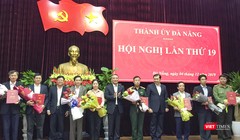 Ông Trương Quang Nghĩa - Bí thư Thành ủy Đà Nẵng trao quyết định của Ban Bí thư về việc chỉ định 8 cá nhân tham gia Ban Chấp hành Đảng bộ TP nhiệm kỳ 2015-2020.