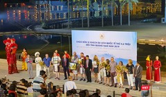 Quang cảnh buổi đón nhận vị khách du lịch quốc tế thứ 4,6 triệu đến với Quảng Nam.