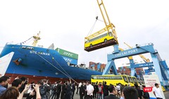 Thaco xuất lô hàng xe bus đi nước ngoài tại Cảng Chu Lai (Quảng Nam)