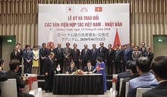 Thủ tướng Nguyễn Xuân Phúc và Tổng thư ký Đảng Dân chủ Tự do Nhật Bản Nikai Toshihiro cùng chứng kiến lễ ký kết các văn kiện và biên bản ghi nhớ hợp tác trên nhiều lĩnh vực giữa các bộ ngành 2 nước Việt Nam – Nhật Bản