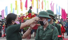 Thanh niên nhập ngũ được kiểm tra thân nhiệt ngay tại lễ tuyển quân