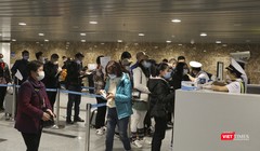 Người dân, du khách đeo khẩu trang làm thủ tục tại sân bay (Ảnh Xuân Mai/viettimes.vn)