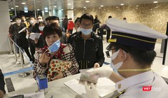 Lực lượng kiểm soát dịch bệnh thực hiện kiểm tra y tế hành khách tại sân bay
