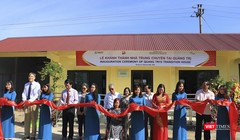 Đại diện cơ quan Phát triển Quốc tế Hoa Kỳ (USAID), Trung tâm hành động vì sự phát triển cộng đồng (ACDC), Ban quản lý dự án và Bệnh viện phục hồi chức năng và y học cổ truyền tại lễ khánh thành nhà trung chuyển đầu tiên ở tỉnh Quảng Trị. (ảnh USAID)