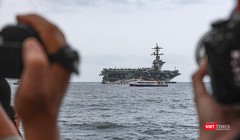 Sức hút của tàu sân bay USS Theodore Roosevelt của Hải quân Hoa Kỳ trên vịnh Đà Nẵng