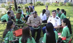 thủy thủ đoàn tàu sân bay USS Theodore Roosevelt (CVN-71) Hải quân Hoa Kỳ tại buổi giao lưu với sinh viên Đại học Đông Á (Đà Nẵng).