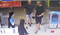 Hình ảnh 2 du khách người Anh mắc COVID-19 đi vào Siêu thị Điện Máy Xanh trên đường Nguyễn Văn Linh và lây nhiễm cho nhân viên bán hàng tại đây. (ảnh chụp lại từ camera siêu thị)