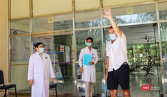 Bệnh nhân người Anh mắc COVID-19 điều trị tại Bệnh viện đa khoa Trung ương Quảng Nam tại buổi xuất viện 