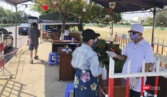 Đưa người về khu cách ly tập trung tại TP.HCM (Ảnh: Phạm Nguyễn) 