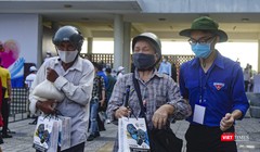 Người dân nhận gạo tại ATM gạo được triển khai ở Đà Nẵng