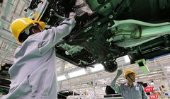 Công nhân nhà máy sản xuất xe ô tô Thaco tại Quảng Nam