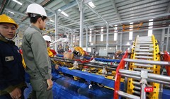 Công nhân làm việc tại nhà máy xe bus của Thaco đóng tại Chu Lai, Quảng Nam