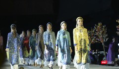 Một bộ sưu tập áo dài trong đêm trình diễn