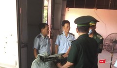 Lực lượng chức năng tiến hành kiểm tra lô thảo dược nhập lậu tại cảng Tiên Sa (Đà Nẵng)