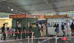 Bộ đội biên phòng đang làm thủ tục nhập cảnh, xuống bờ cho thuyền viên nước ngoài