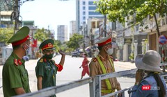 Lực lượng công an làm nhiệm vụ tại chốt cách ly Bệnh viện Đà Nẵng