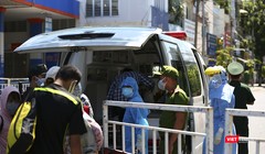 Lực lượng y tế thực hiện việc cách ly người tại khu phỏng tỏa dịch COVID-19