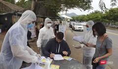 Lực lượng y tế phòng, chống dịch COVID-19 kiểm soát người và phương tiện ra vào cửa ngõ giao thông 