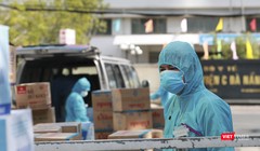 Lực lượng y tế tại chốt kiểm soát phong tỏa, cách ly dịch COVID-19 ở Đà Nẵng