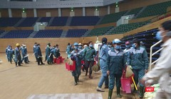 Công nhân có mặt tại Cung thể thao Tiên Sơn để bắt đầu xây dựng bệnh viện dã chiến