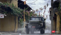 Sáng ngày 2/8, lực lượng quân đội đã phun thuốc khử khuẩn phòng COVID-19 trên toàn bộ phố cổ Hội An