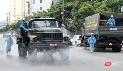 Lực lượng quân đội phun thuốc khử trùng trên các tuyến phố Đà Nẵng để phòng, chống dịch COVID-19.