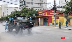 Lực lượng quân đội phun thuốc khử khuẩn tại các khu vực có ca mắc COVID-19 trên địa bàn TP Đà Nẵng.