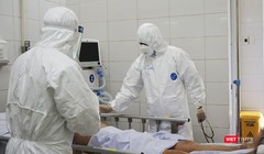 Các bác sĩ điều trị bệnh nhân mắc COVID-19