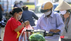 Tiểu thương tại các chợ mặc áo đỏ sao vàng cổ động cho các bác sĩ tuyến đầu chống dịch COVID-19