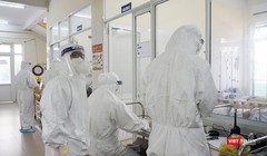 Nhân viên y tế làm việc tại khu vực điều trị bệnh nhân mắc COVID-19