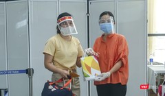 Đại diện Sở Du lịch TP Đà Nẵng tặng quà và tiễn số du khách mắc kẹt do dịch COVID-19 lên máy bay
