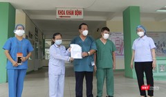 Bệnh nhân mắc COVID-19 thứ 445 điều trị tại Bệnh viện Phổi Đà Nẵng trong buổi xuất viện sáng 12/8.