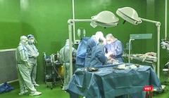 Các bác sĩ thực hiện ca mổ bắt con đối với sản phụ mắc COVID-19 đang điều trị tại Bệnh viện dã chiến Hòa Vang.