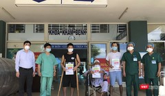 Các bệnh nhân mắc COVID-19 điều trị tại Bệnh viện da chiến Hòa Vang (Đà Nẵng) tại buổi xuất viện