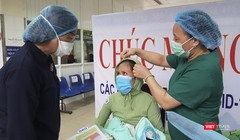 Giám đốc Sở Y tế TP Đà Nẵng chúc mừng bệnh nhân mắc COVID-19 số 569 cùng con tại buổi xuất viện.