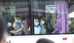 Đoàn bác sỹ của Sở Y tế tỉnh Thừa Thiên Huế và tỉnh Bình Định chào tạm biệt Đà Nẵng sau hơn 20 ngành chung tay với Đà Nẵng chống dịch COVID-19.