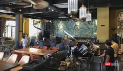 Nhân viên nhà hàng trên địa bàn TP Đà Nẵng chuẩn bị cho việc mở cửa hoạt động trở lại sau thời gian dài đóng cửa phòng dịch COVID-19