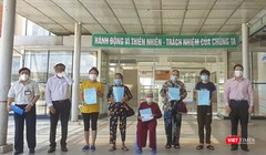 Bệnh nhân 592 (ngồi) cùng các bệnh nhân mắc COVID-19 được công bố khỏi bệnh và cho xuất viện về nhà