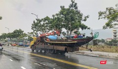 Người dân Đà Nẵng di chuyển tàu thuyền lên bờ tránh bão