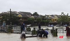 Nước sông Hoài lên nhanh khiến nhiều tuyến đường ven sông ở Hội An bị ngập