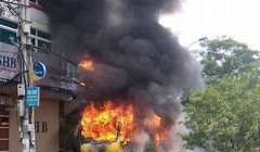 Chiếc xe lưu thông đến số nhà 314 Lạc Long Quân thì bất ngờ bốc cháy.